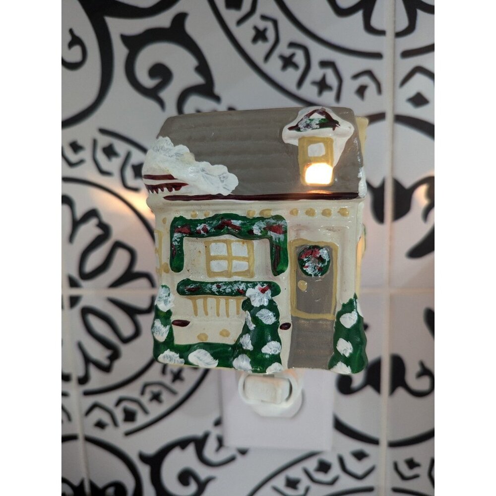 Scentsy Aromatherapy Plug-in Mini Warmer, Christmas house
